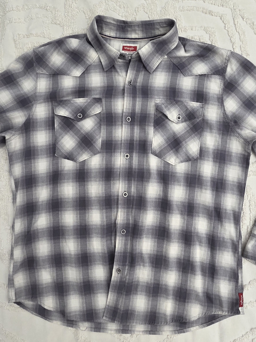 Wrangler Men’s Gray Plaid Button-Up Shirt